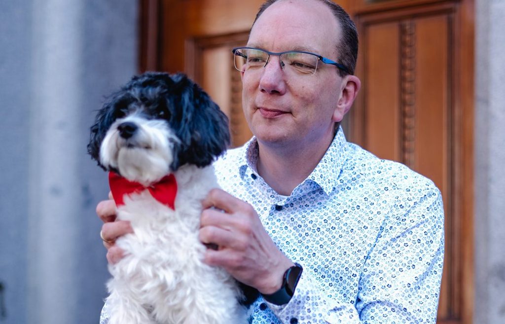 Edwin Ietswaard met zijn hond Splinter